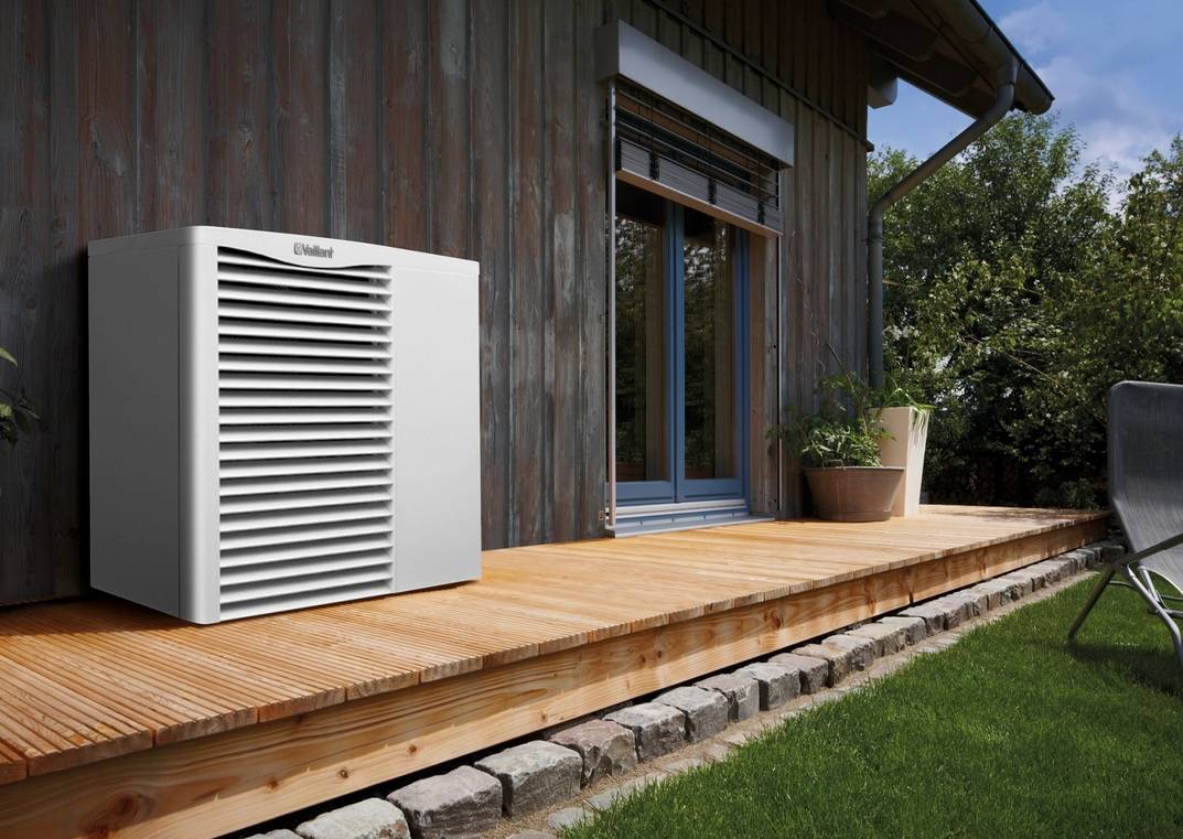 Sur MARSEILLE POMPE A CHALEUR VAILLANT AROTHERM MODULE EXTERIEUR EN TERRASSE
